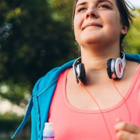 Übergewichtige Frau beim Joggen