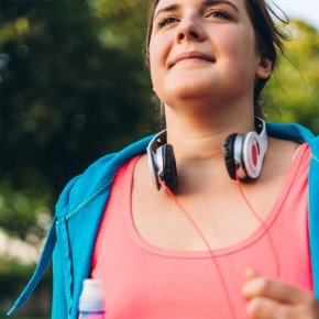 Übergewichtige Frau beim Joggen