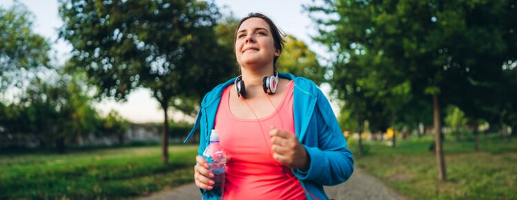 Übergewichtige Frau beim Joggen