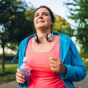 Übergewichtige Frau beim Joggen